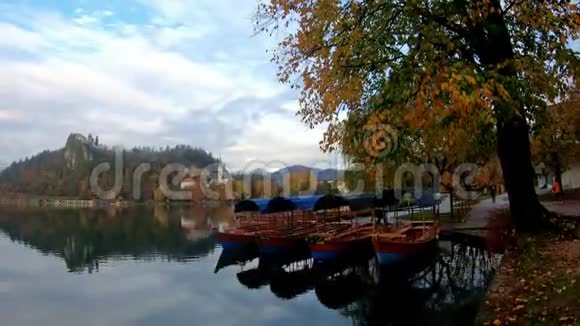 美丽的秋景环绕湖面伴随着玛丽亚的朝圣教堂视频的预览图