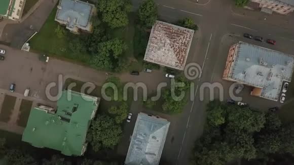 在20世纪蓝色屋顶的军事病房上空飞行视频的预览图
