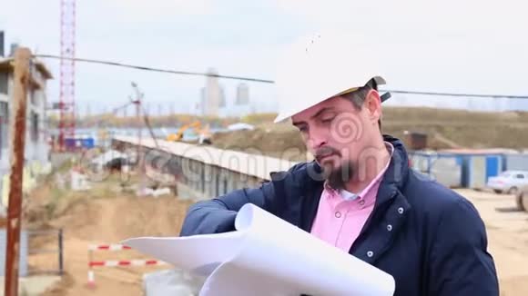 施工工程师或建筑师戴安全帽在施工现场有施工方案视频的预览图