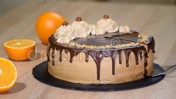 巧克力蛋糕和榛子一块自制蛋糕视频的预览图
