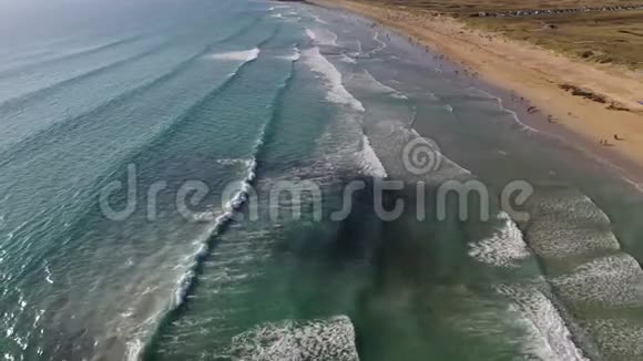 海浪沙滩人们从无人驾驶飞机兰扎达海滩海水浴西班牙加利西亚视频的预览图