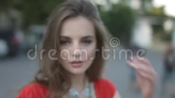 穿红色裙子的微笑女孩的肖像视频的预览图
