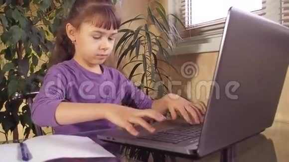 在笔记本电脑上学习的小女孩视频的预览图