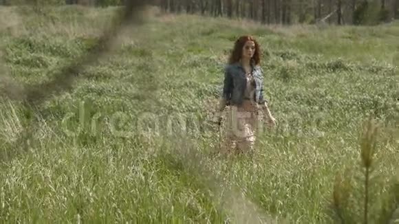 在草地上行走的女人视频的预览图