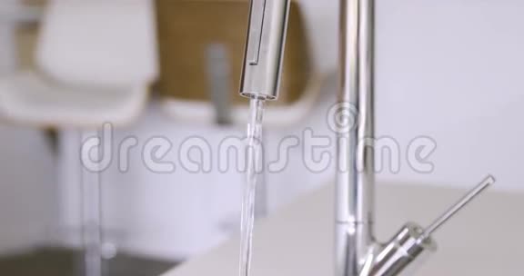 厨房水槽有流水视频的预览图