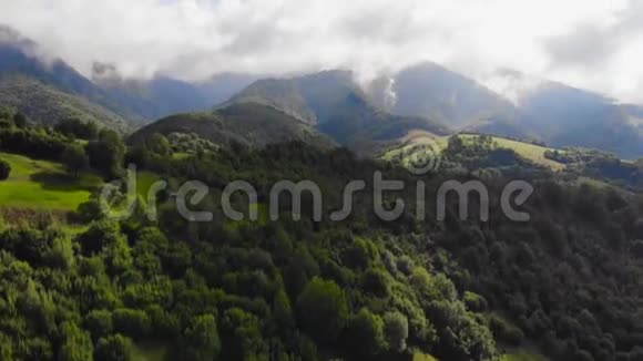 穿越山脉的无人机飞行视频视频的预览图