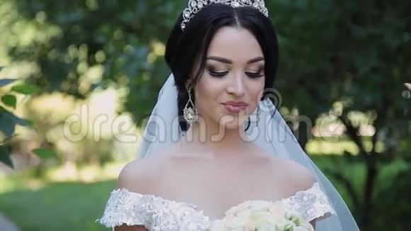 很漂亮的新娘带着婚礼花束视频的预览图