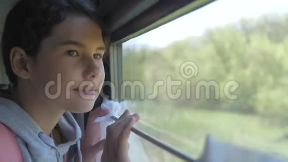 小女孩十几岁是乘火车旅行的背包客旅游运输铁路概念旅游学校女孩视频的预览图