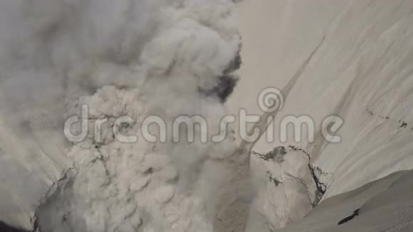 布罗莫火山的烟坑视频的预览图