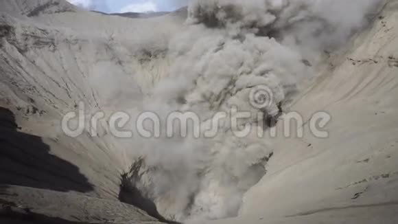 布罗莫火山的烟坑视频的预览图