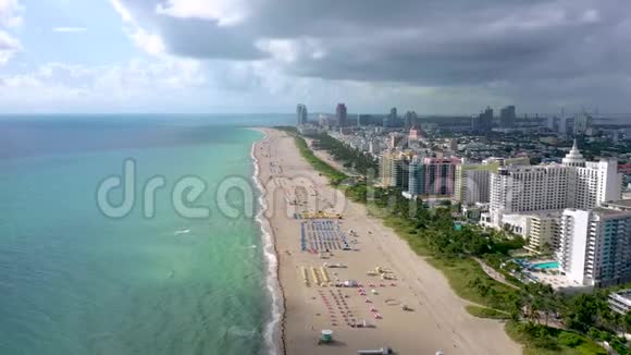 迈阿密佛罗里达州美国2019年1月航空无人机全景飞行超过南迈阿密海滩海洋海岸线视频的预览图