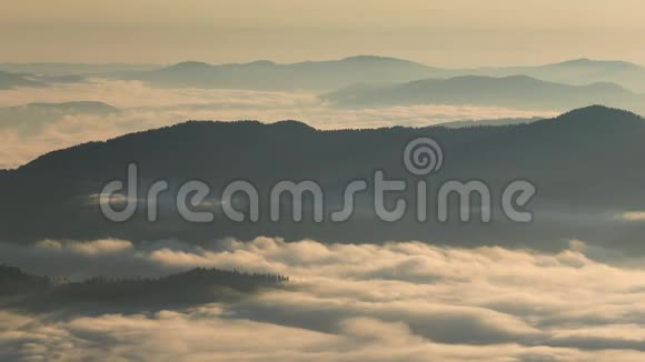 朦胧的黎明在山上美丽的风景视频的预览图