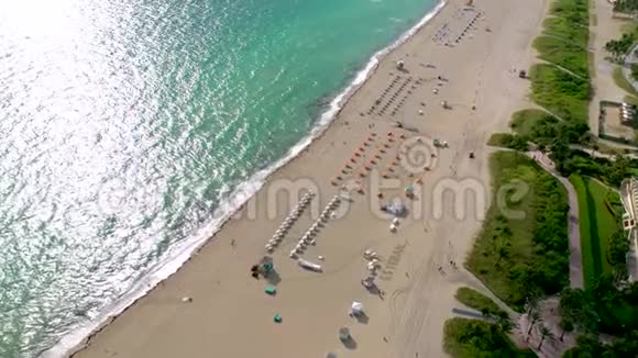 迈阿密佛罗里达州美国2019年1月航空无人机全景飞行超过南迈阿密海滩海洋海岸线视频的预览图