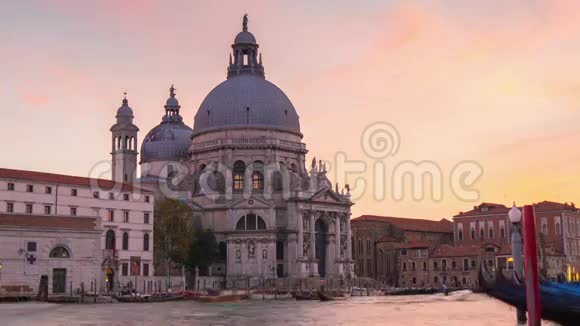 威尼斯运河圣玛丽亚戴拉敬礼巴西利卡日落4k意大利视频的预览图