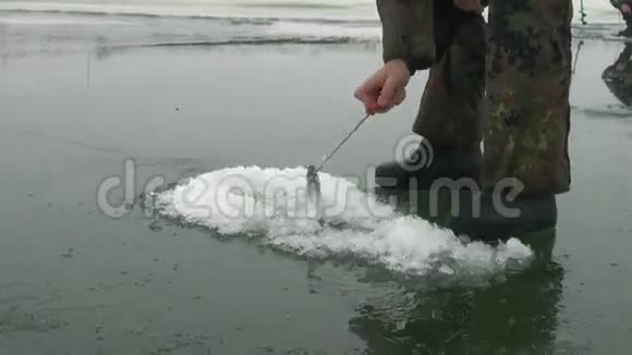 冰钓渔人冬天打洞虫视频的预览图