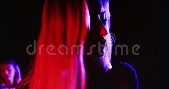 女歌手在舞台上演唱歌曲视频的预览图