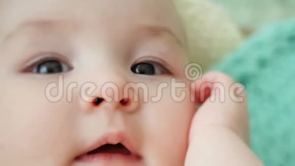婴儿仰卧在床上视频的预览图