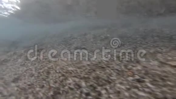 红海中有气泡的水面视频的预览图