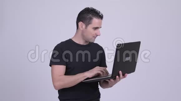 快乐的帅哥在用笔记本电脑思考视频的预览图