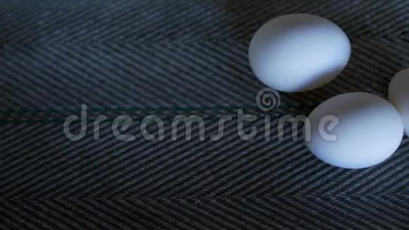 生产的鸡蛋家禽鸡蛋经过输送机进一步分拣特写转运视频的预览图