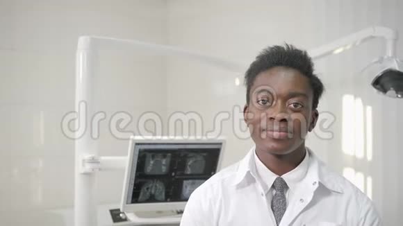 年轻的非裔美国男医生牙医医学健康口腔医学理念牙医进行检查和检查视频的预览图
