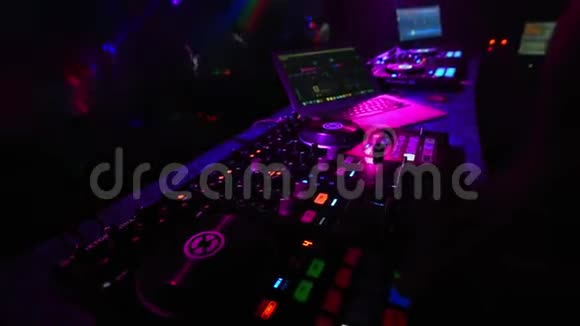 DJ把音乐混在夜总会的调音台上视频的预览图