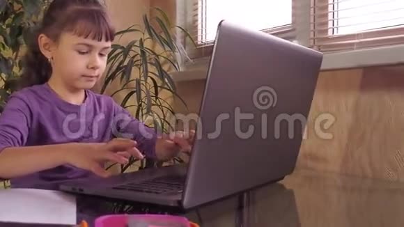 在笔记本电脑上学习的小女孩视频的预览图