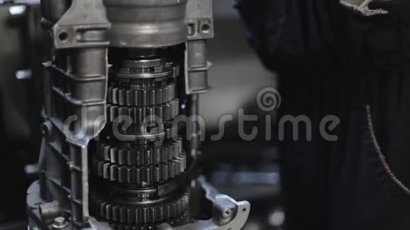 修理变速箱的修理工视频的预览图