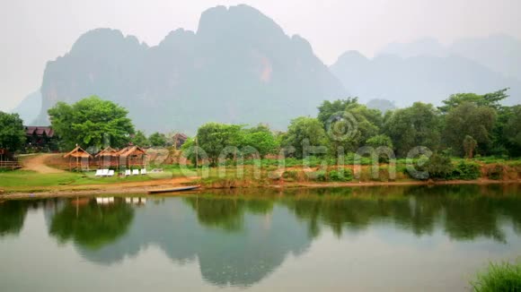 上午在老挝VangVieng村石灰石山视频的预览图