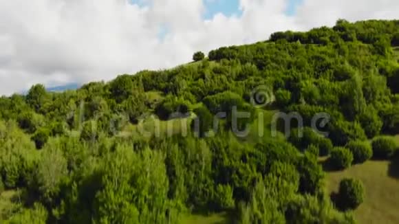 穿越山脉的无人机飞行视频视频的预览图