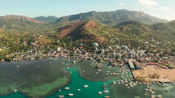 科伦镇的鸟瞰图菲律宾巴拉望布桑加视频的预览图