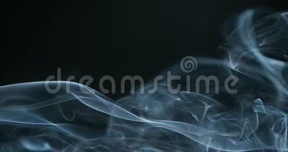 香烟在黑色背景下升起视频的预览图