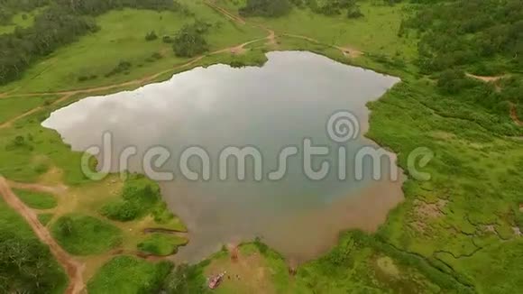 空中观景湖在山里的湖视频的预览图