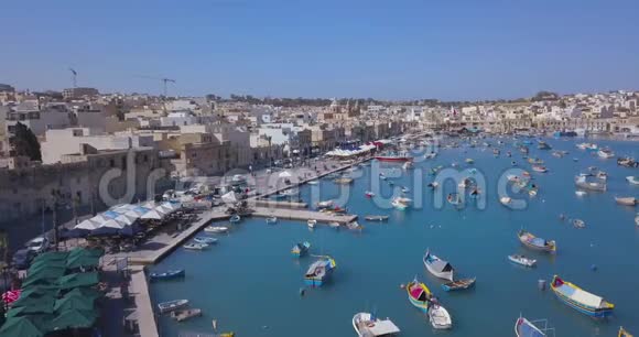俯瞰地中海传统彩船卢祖视频的预览图