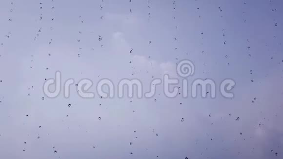 雨滴从天空和云彩中飘落视频的预览图