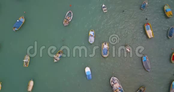 地中海传统彩船卢祖的鸟瞰图视频的预览图