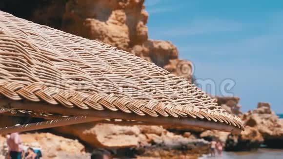 在红海的埃及带伞的海滩落基海岸的阳光度假村视频的预览图