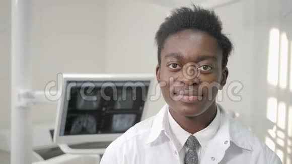 年轻的非裔美国男医生牙医医学健康口腔医学理念牙医进行检查和检查视频的预览图
