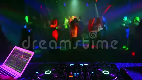 音乐专业DJ混音机在夜总会聚会视频的预览图