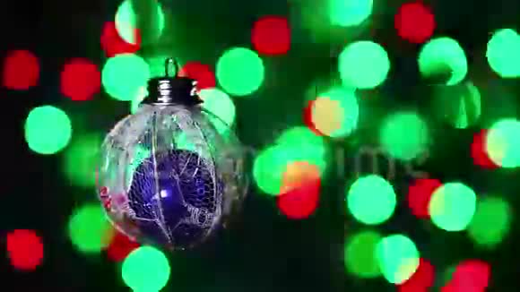 新年装饰球闪烁多色背景视频的预览图