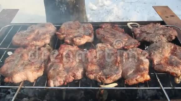 煮肉的过程烧烤牛排户外准备开胃猪肉视频的预览图