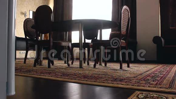 室内椅子有椅子和地毯视频的预览图