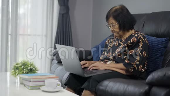 在笔记本电脑上工作的高级妇女视频的预览图