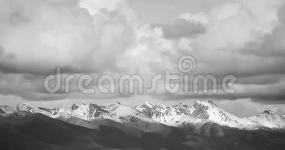 西藏积雪覆盖的大山上有4k片时移云团视频的预览图