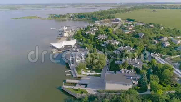 湖上的时尚餐厅水库两岸的餐厅美丽的餐厅鸟瞰视频的预览图