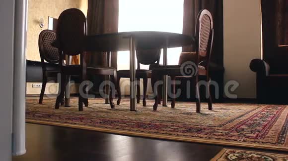 室内椅子有椅子和地毯视频的预览图