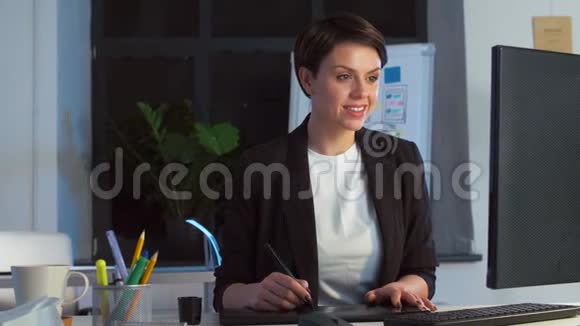 有电脑和钢笔平板电脑的设计师视频的预览图