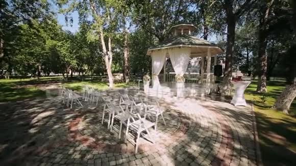 婚礼装饰婚宴设在户外阳光明媚的度假胜地视频的预览图