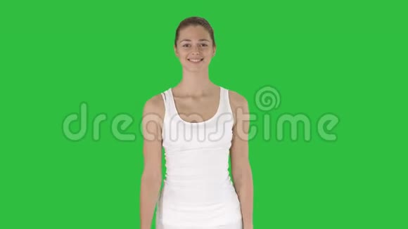 年轻女子走在绿色屏幕上Chroma键视频的预览图