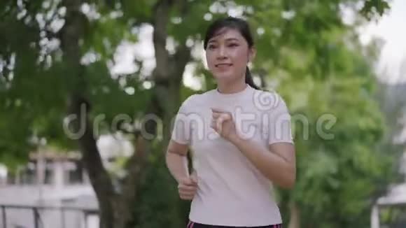 年轻女子在公园里跑步视频的预览图